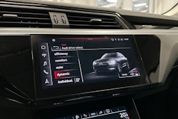 musta Audi e-tron 2022 kuva 18.