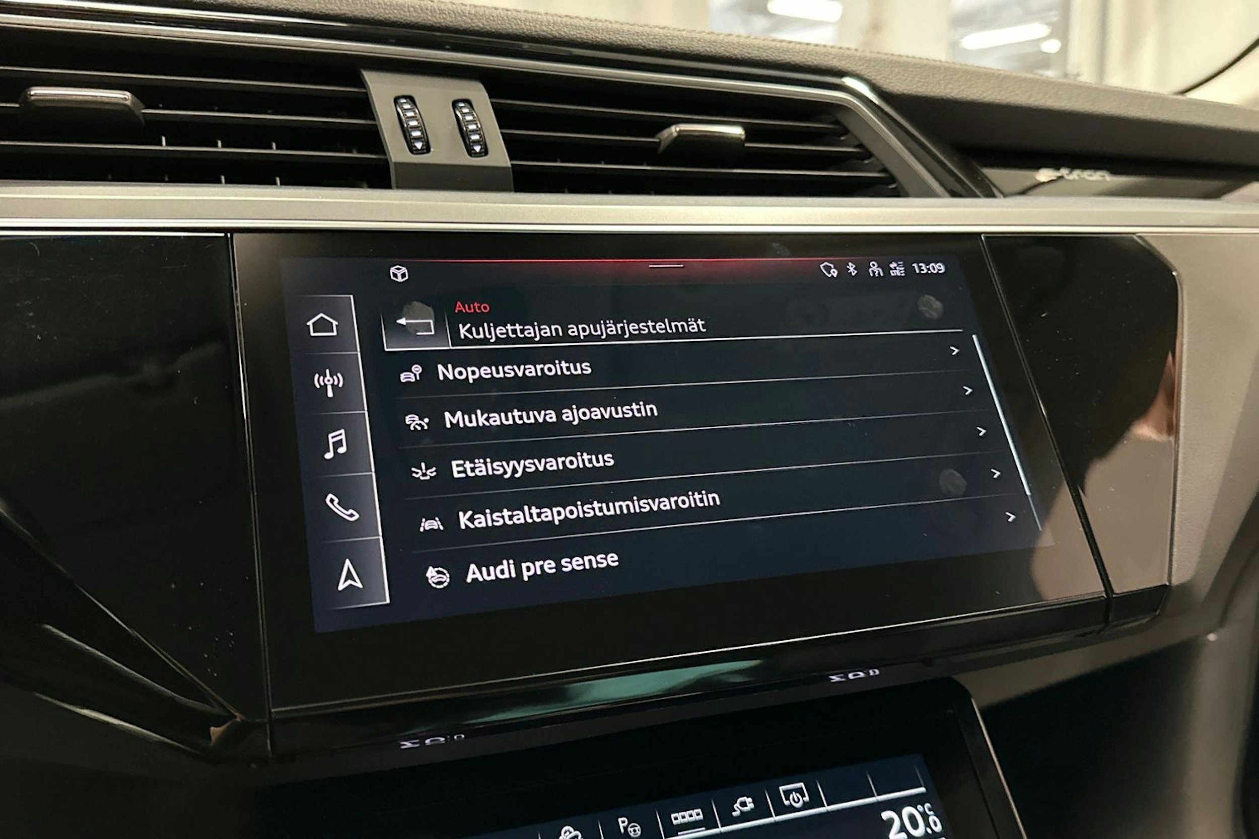musta Audi e-tron 2022 kuva 20.