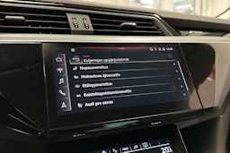 musta Audi e-tron 2022 kuva 20.