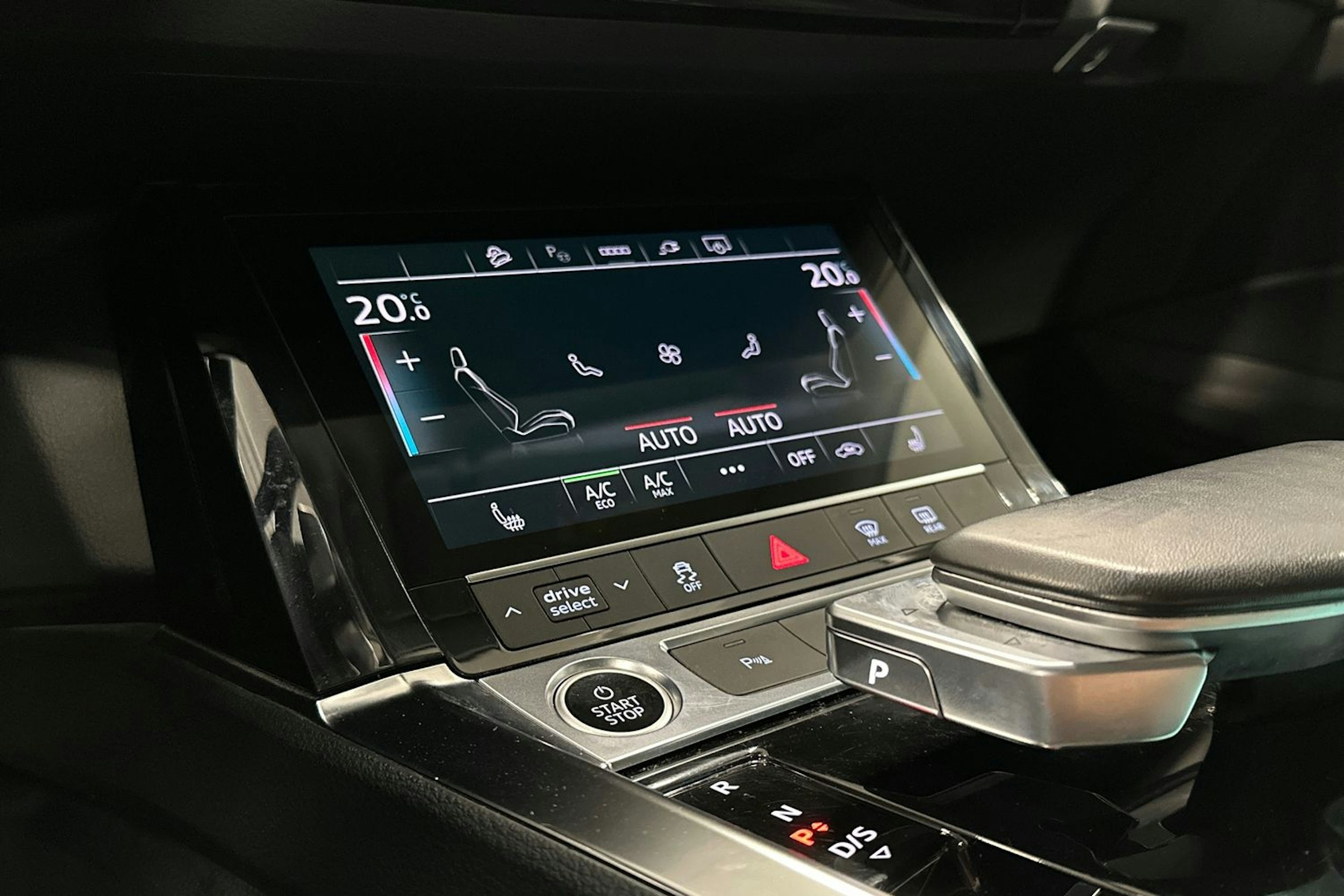 musta Audi e-tron 2022 kuva 21.