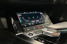 musta Audi e-tron 2022 kuva 21.