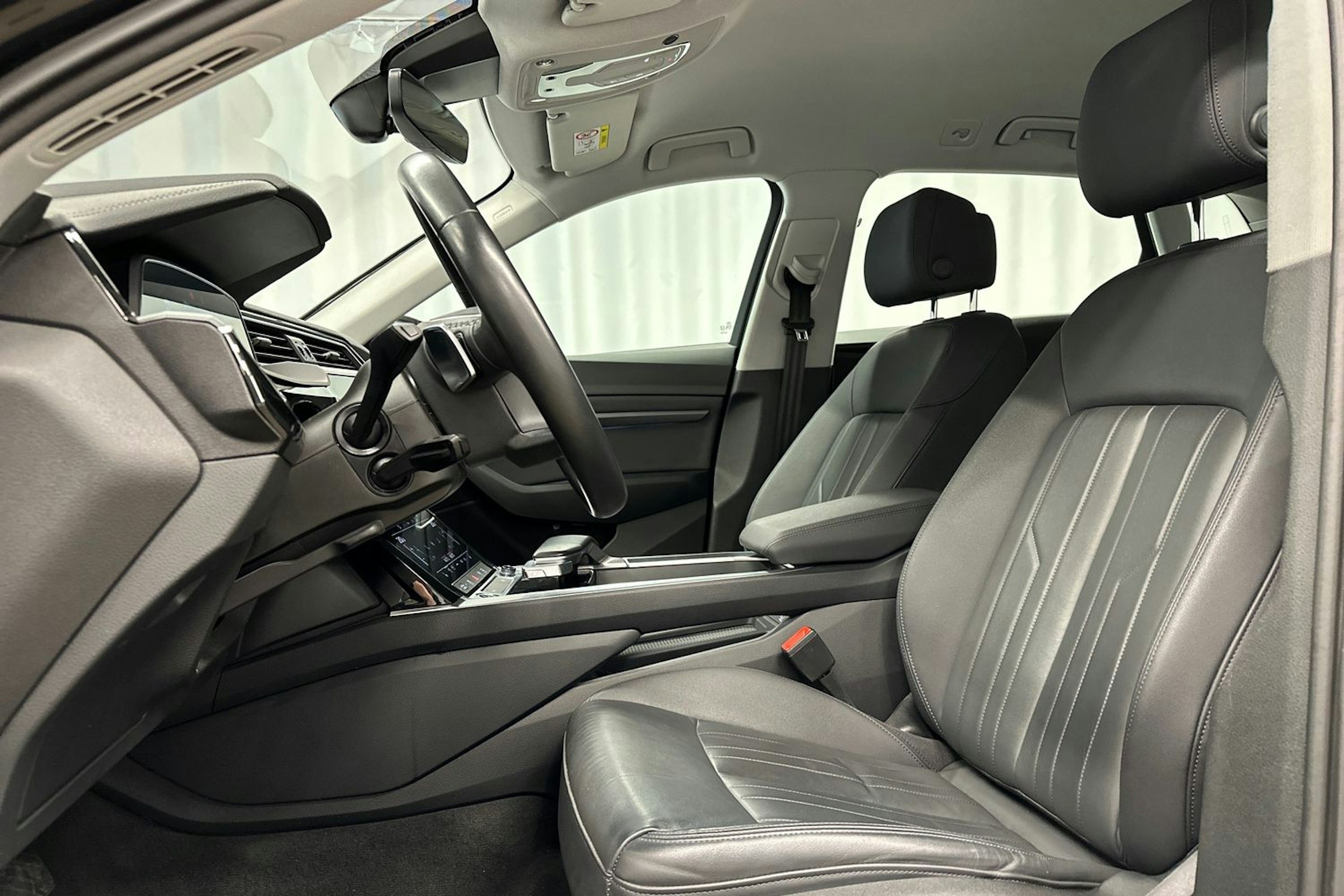 musta Audi e-tron 2022 kuva 22.