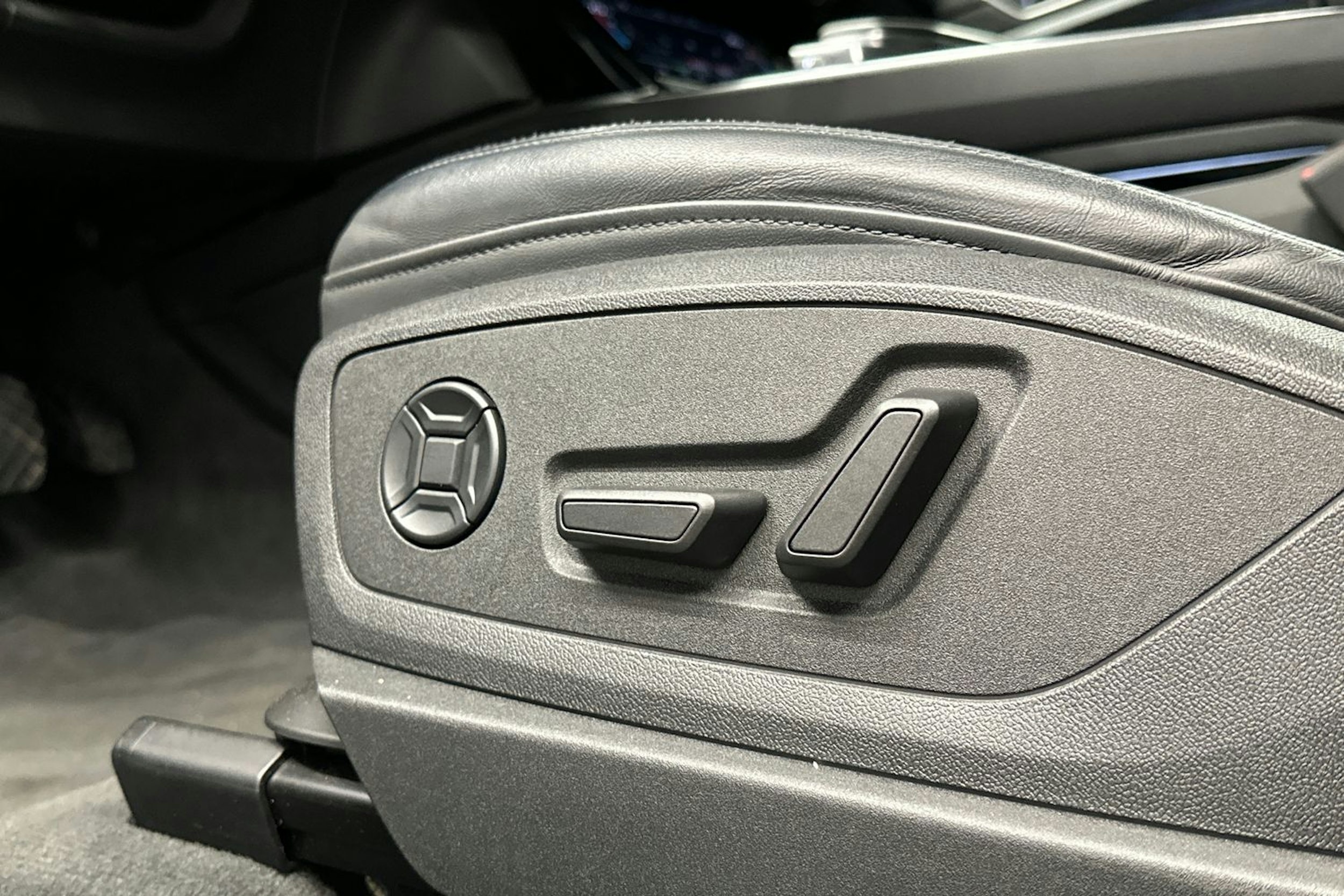 musta Audi e-tron 2022 kuva 23.
