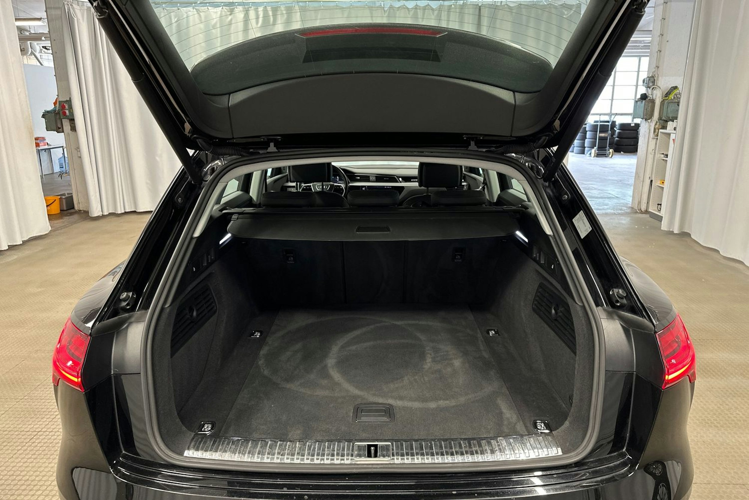 musta Audi e-tron 2022 kuva 25.