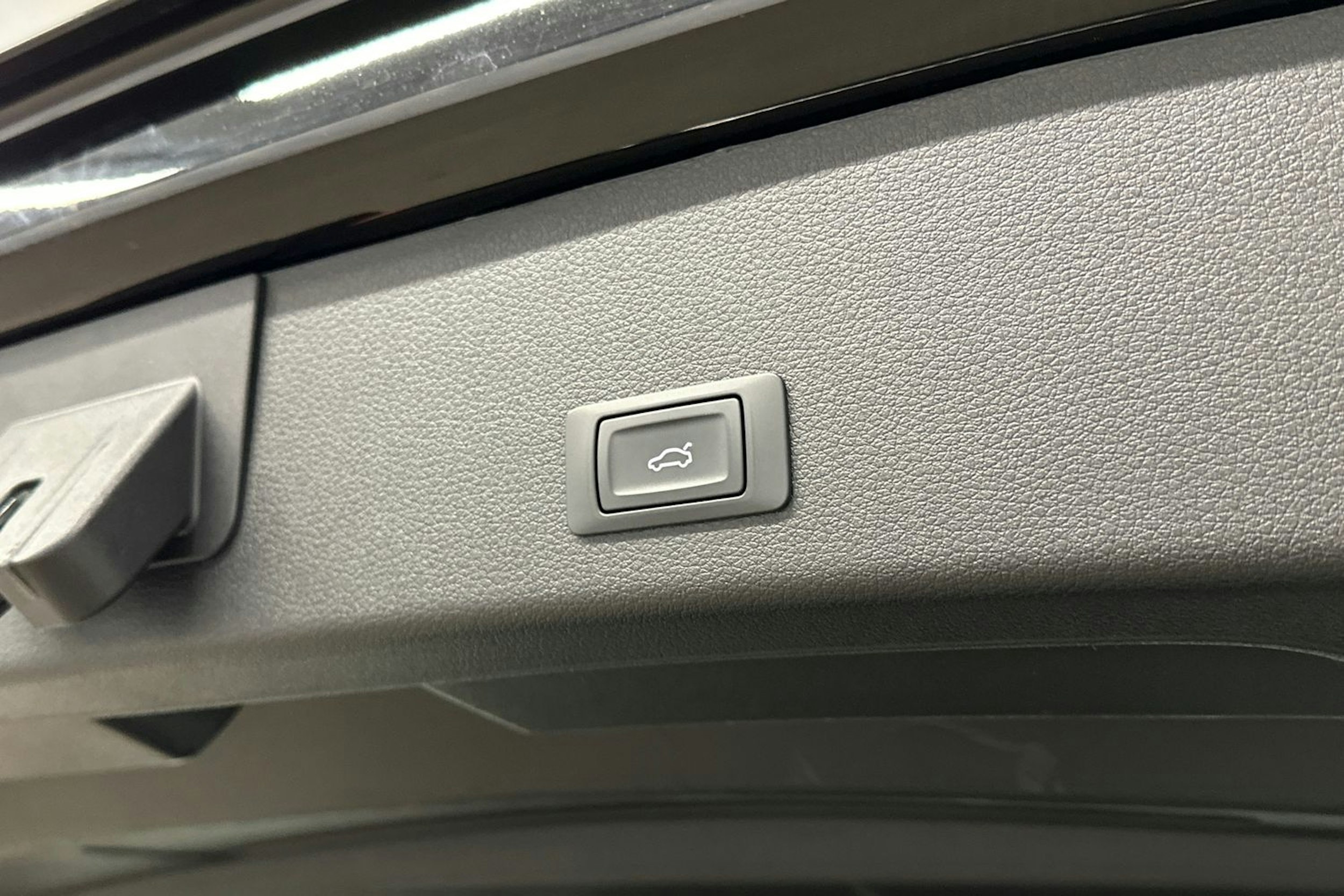 musta Audi e-tron 2022 kuva 26.