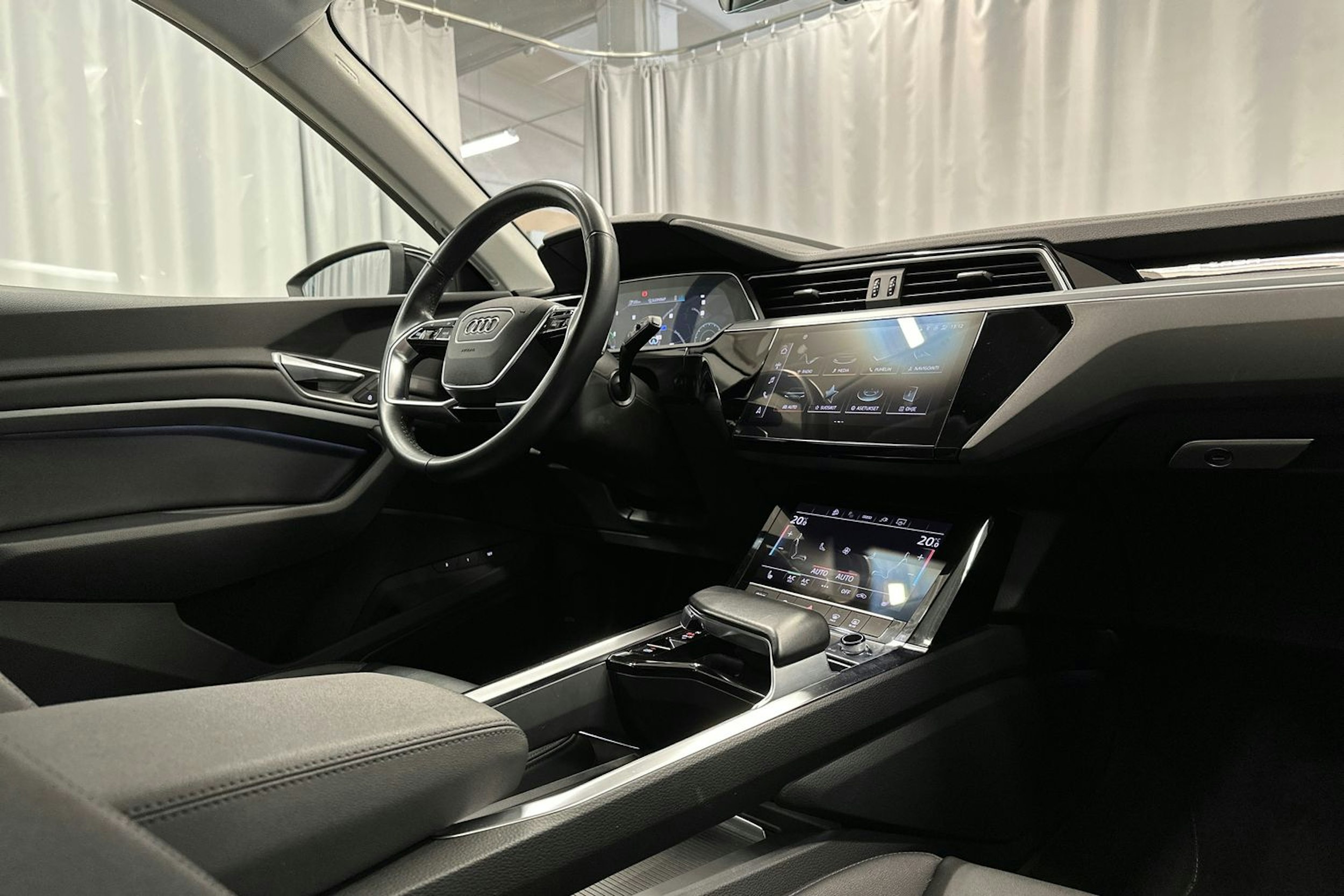musta Audi e-tron 2022 kuva 29.