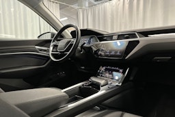 musta Audi e-tron 2022 kuva 29.
