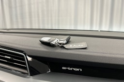 musta Audi e-tron 2022 kuva 30.