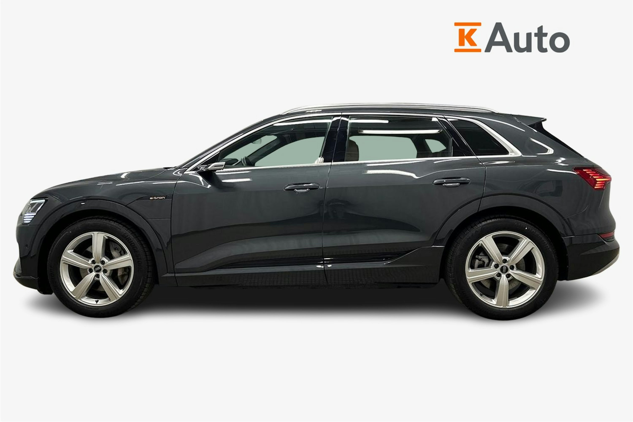 harmaa Audi e-tron 2022 kuva 6.