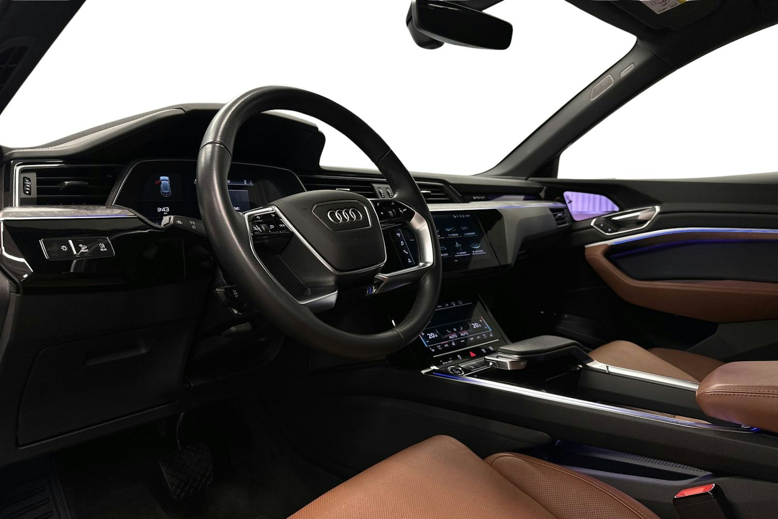harmaa Audi e-tron 2022 kuva 7.