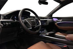 harmaa Audi e-tron 2022 kuva 7.