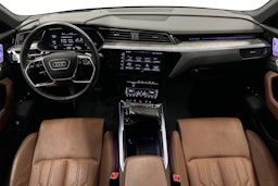 harmaa Audi e-tron 2022 kuva 9.