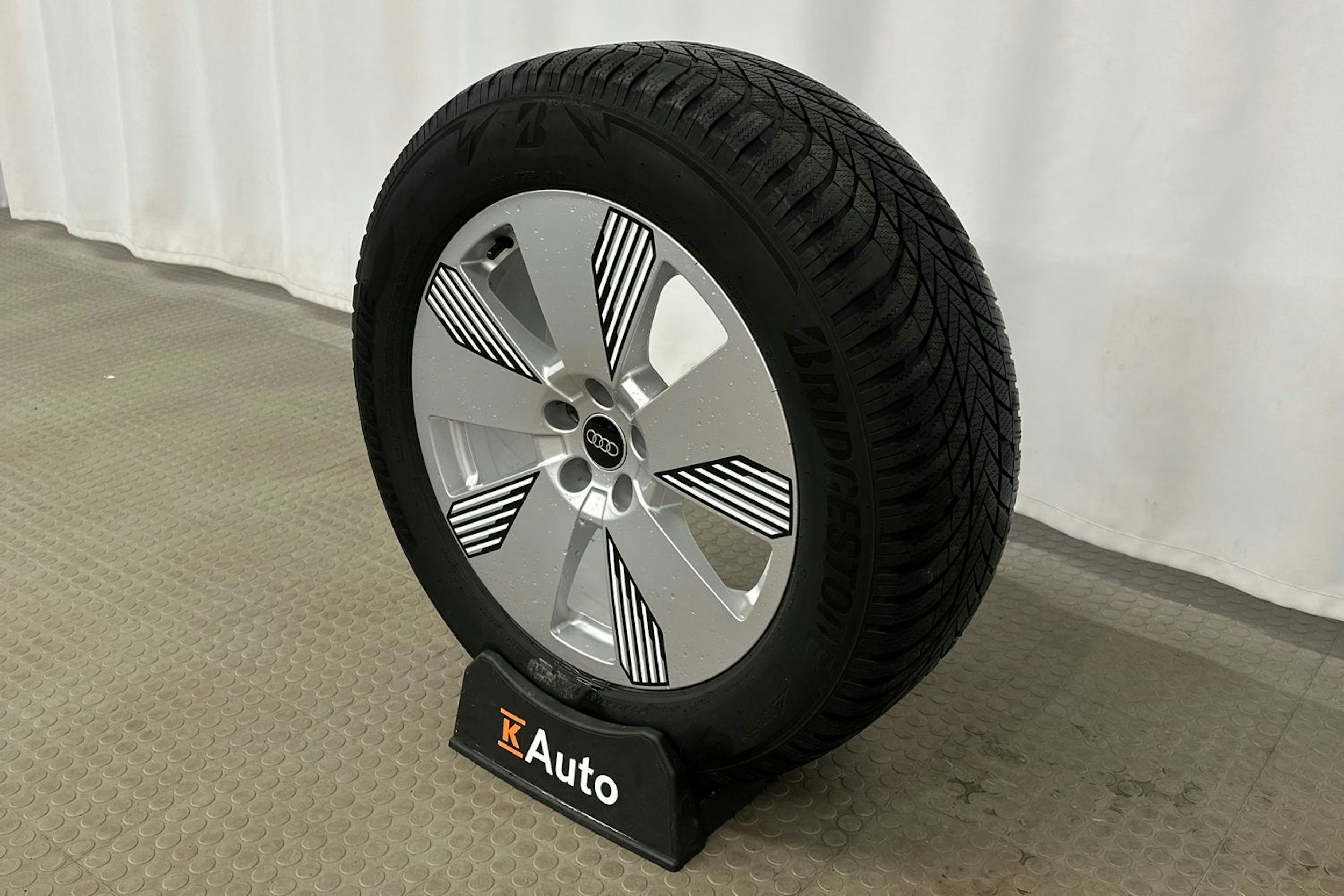 harmaa Audi e-tron 2022 kuva 13.