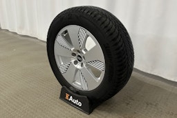 harmaa Audi e-tron 2022 kuva 13.