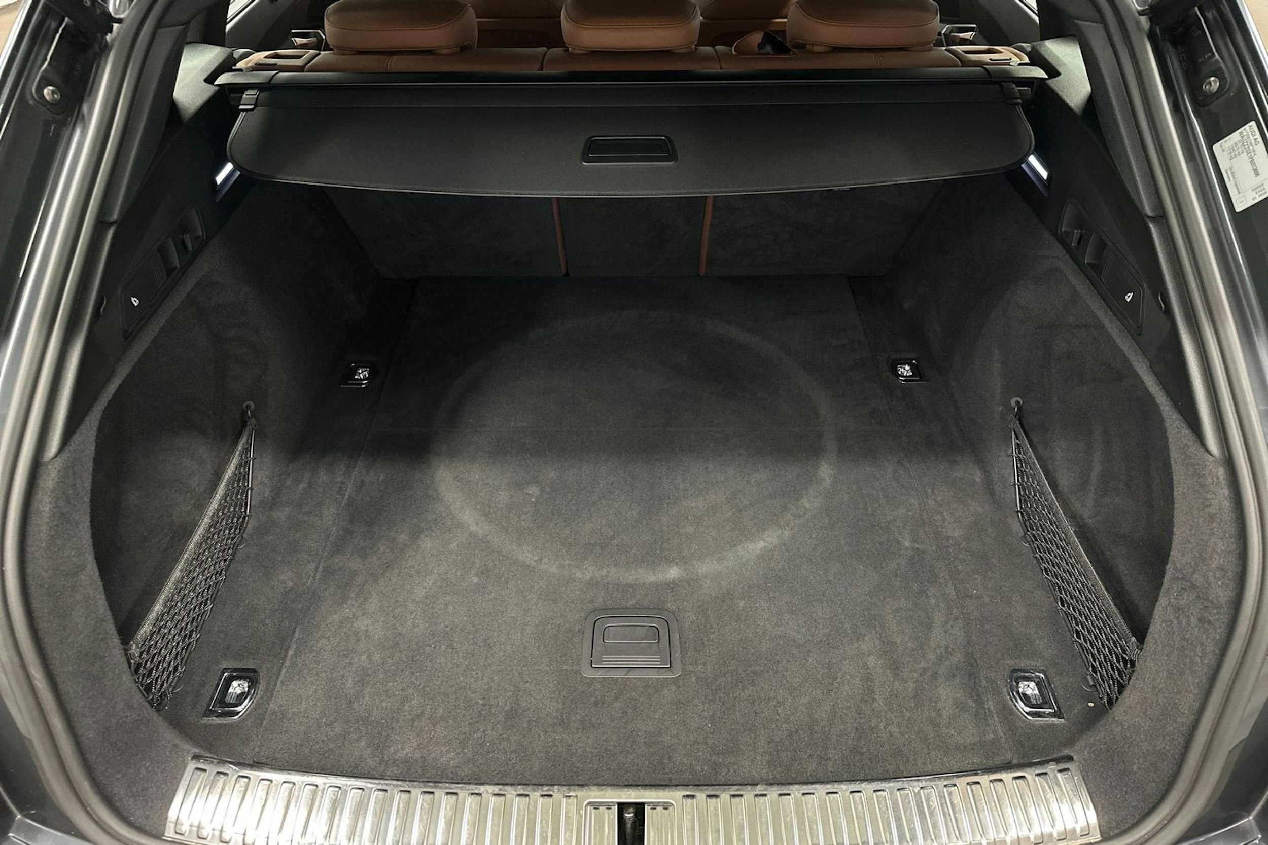 harmaa Audi e-tron 2022 kuva 14.