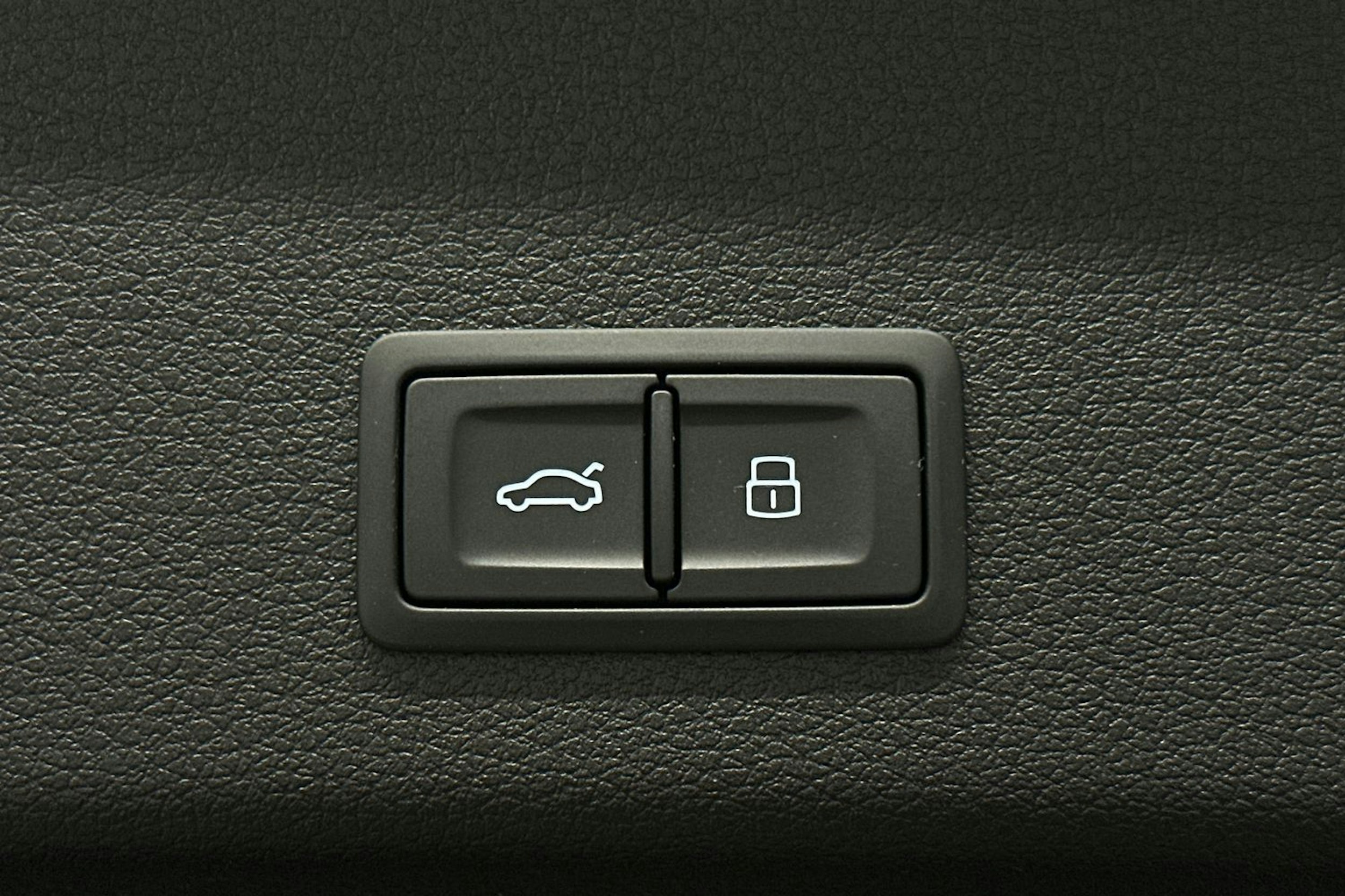 harmaa Audi e-tron 2022 kuva 15.