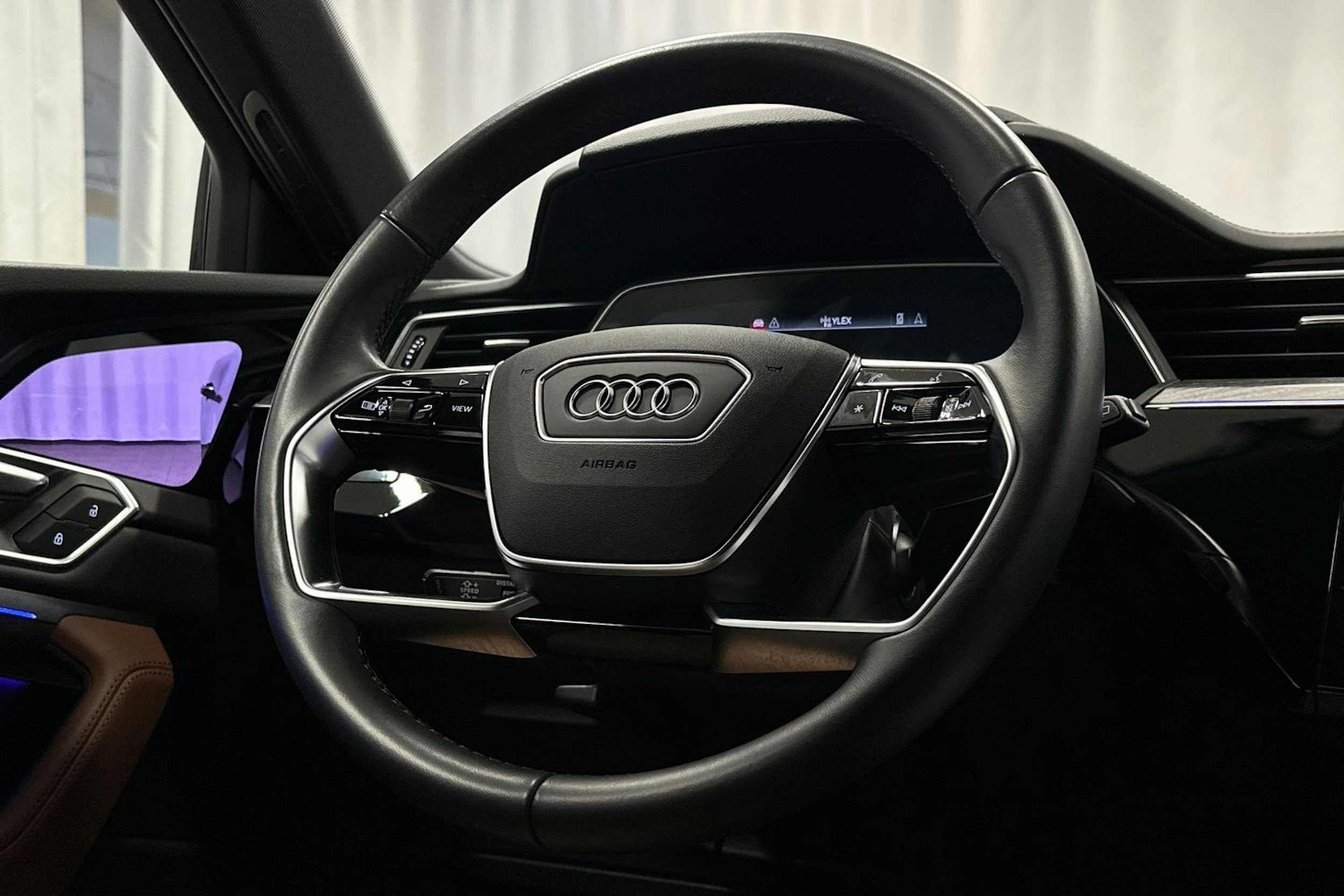 harmaa Audi e-tron 2022 kuva 17.