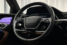 harmaa Audi e-tron 2022 kuva 17.