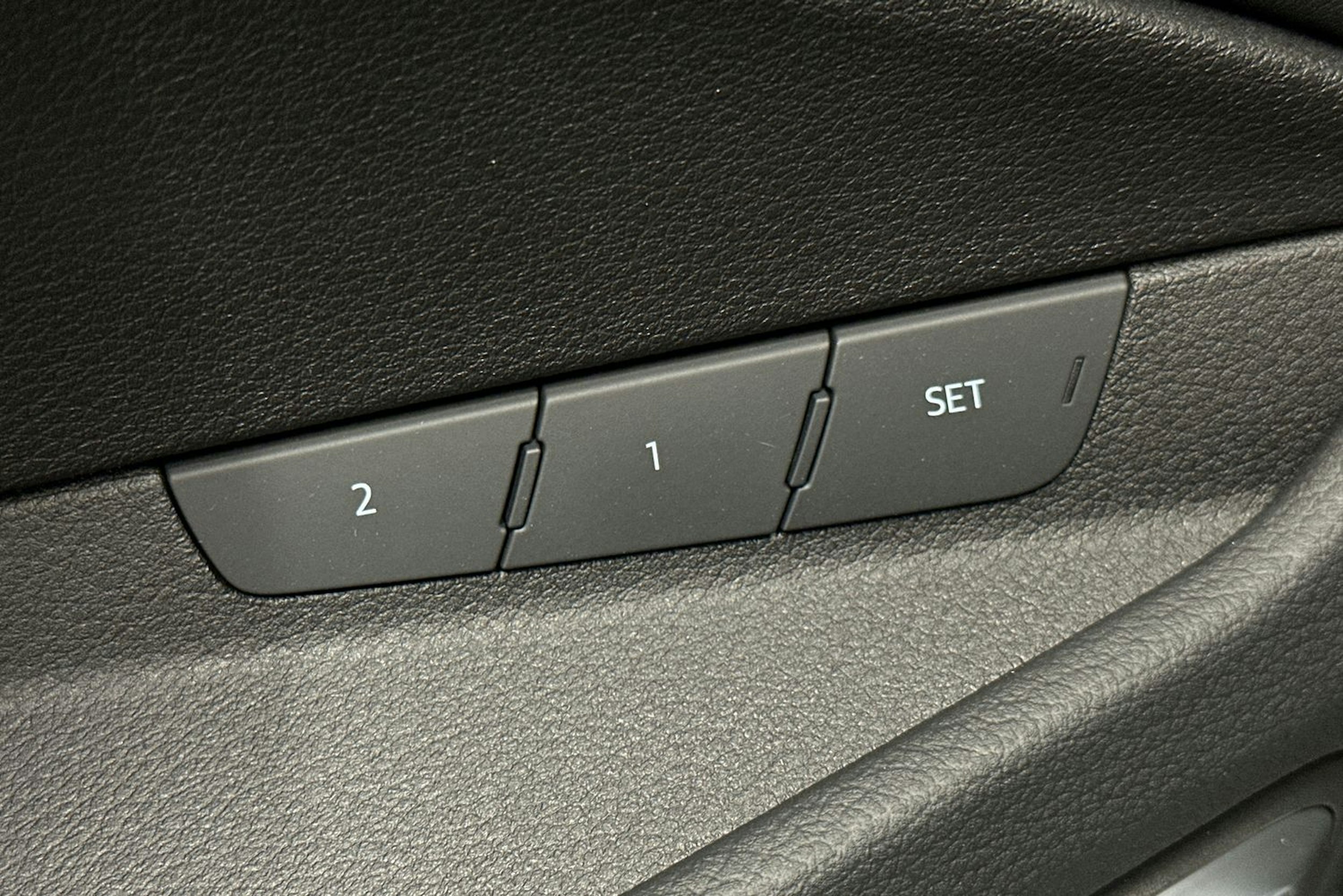 harmaa Audi e-tron 2022 kuva 20.