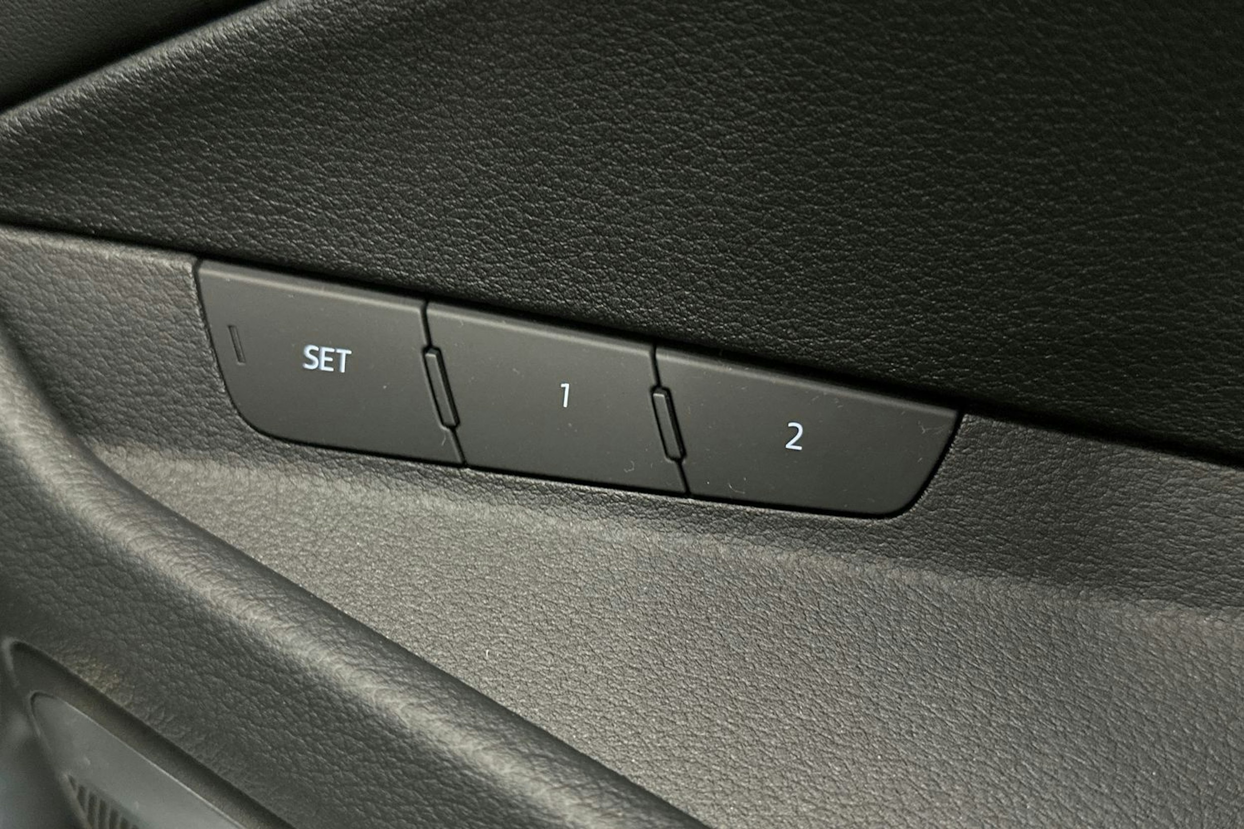 harmaa Audi e-tron 2022 kuva 23.