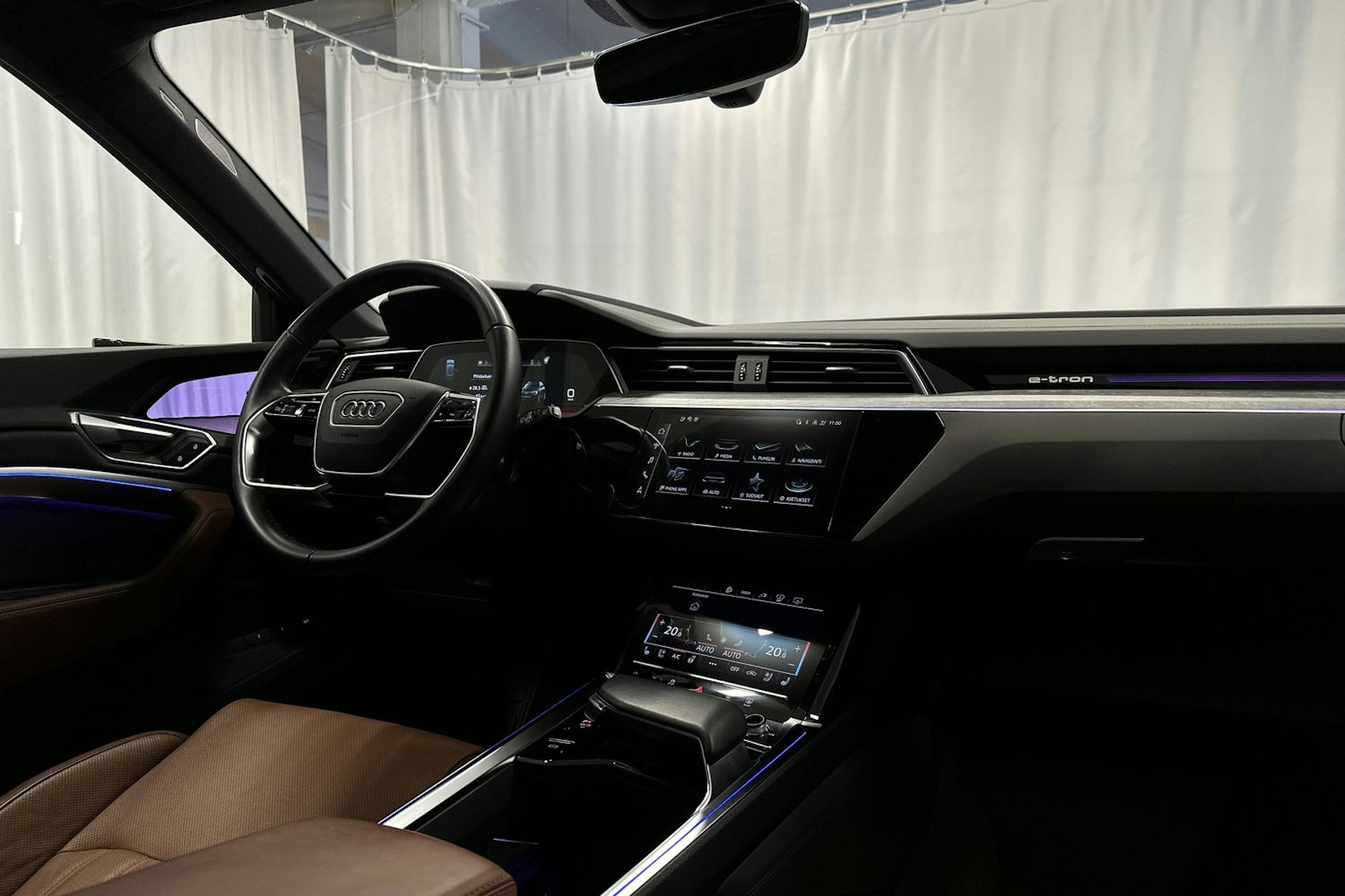 harmaa Audi e-tron 2022 kuva 24.