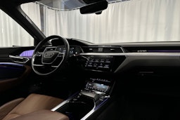 harmaa Audi e-tron 2022 kuva 24.