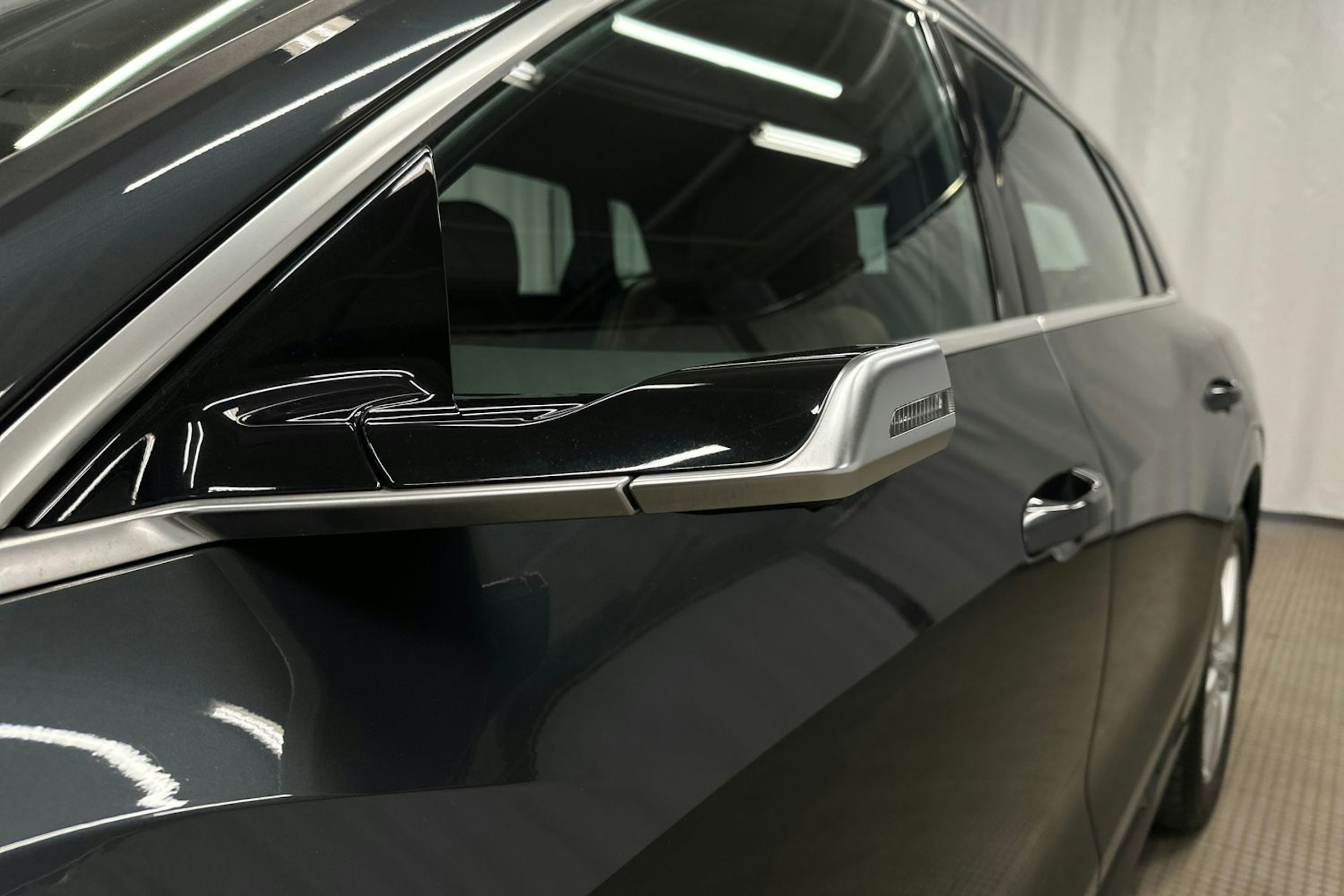 harmaa Audi e-tron 2022 kuva 25.