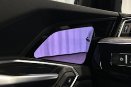 harmaa Audi e-tron 2022 kuva 26.