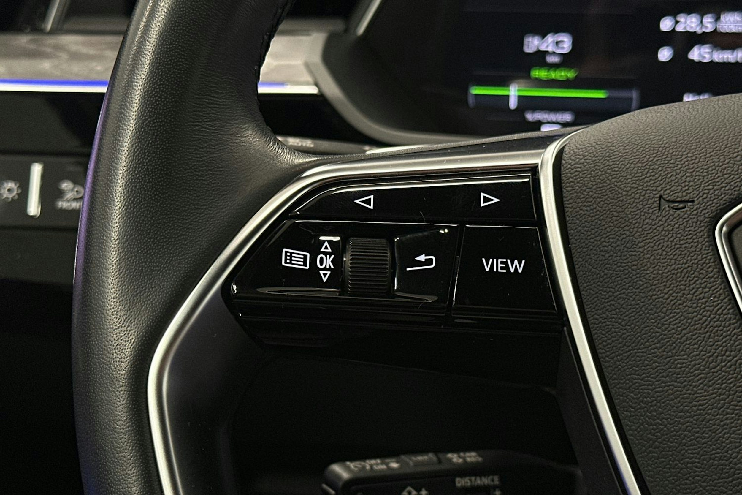 harmaa Audi e-tron 2022 kuva 27.