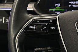 harmaa Audi e-tron 2022 kuva 27.