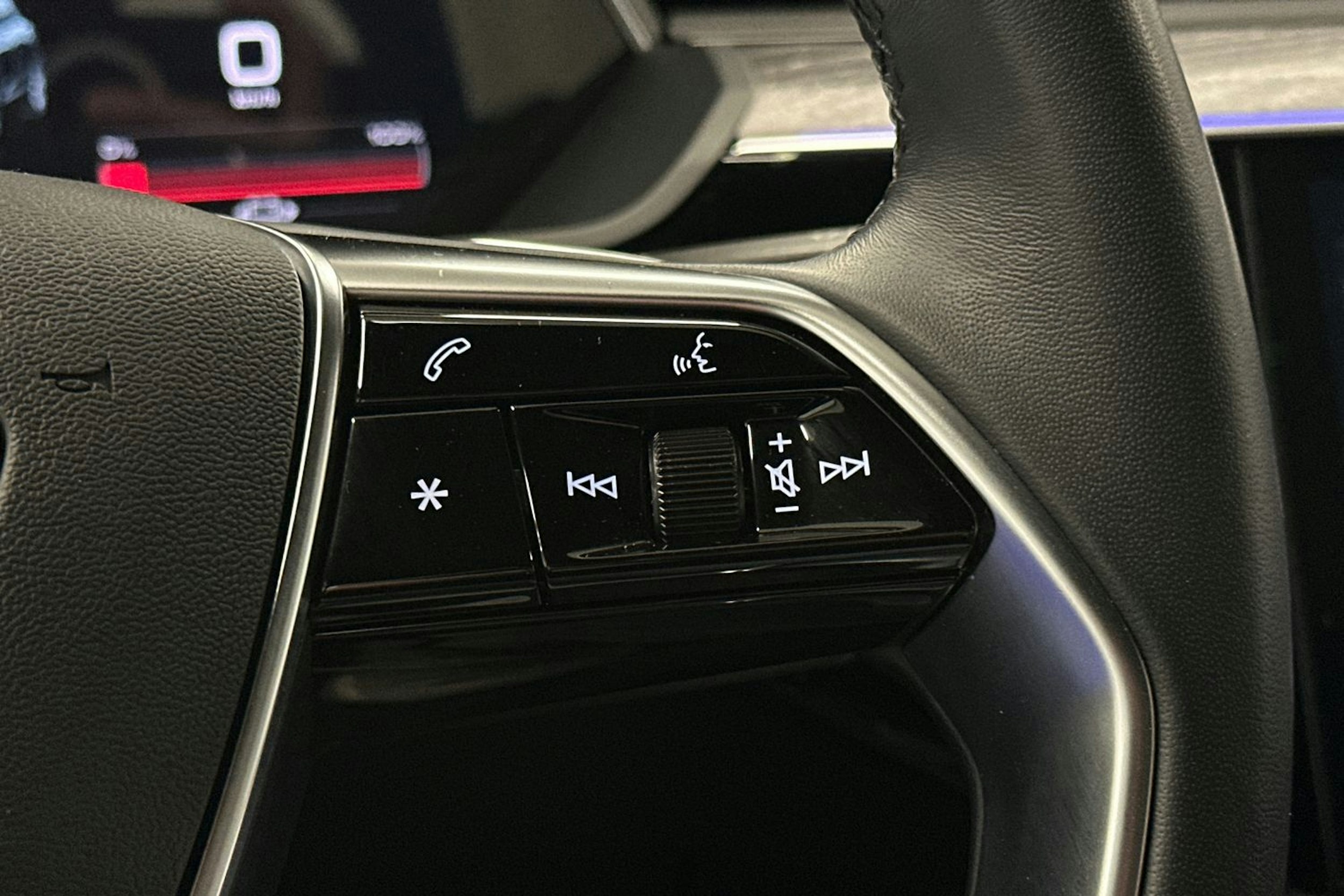 harmaa Audi e-tron 2022 kuva 28.