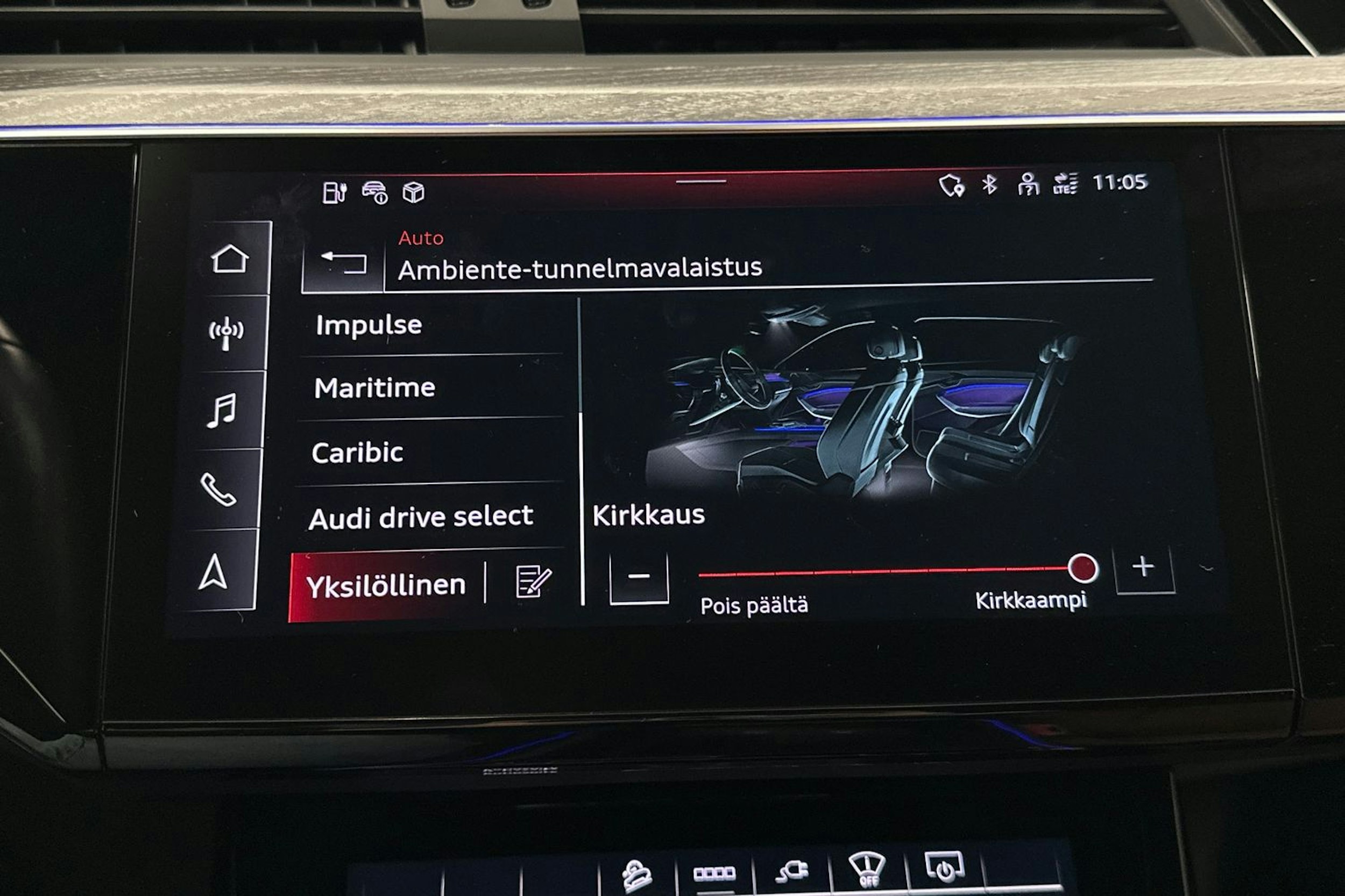 harmaa Audi e-tron 2022 kuva 36.