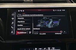harmaa Audi e-tron 2022 kuva 36.