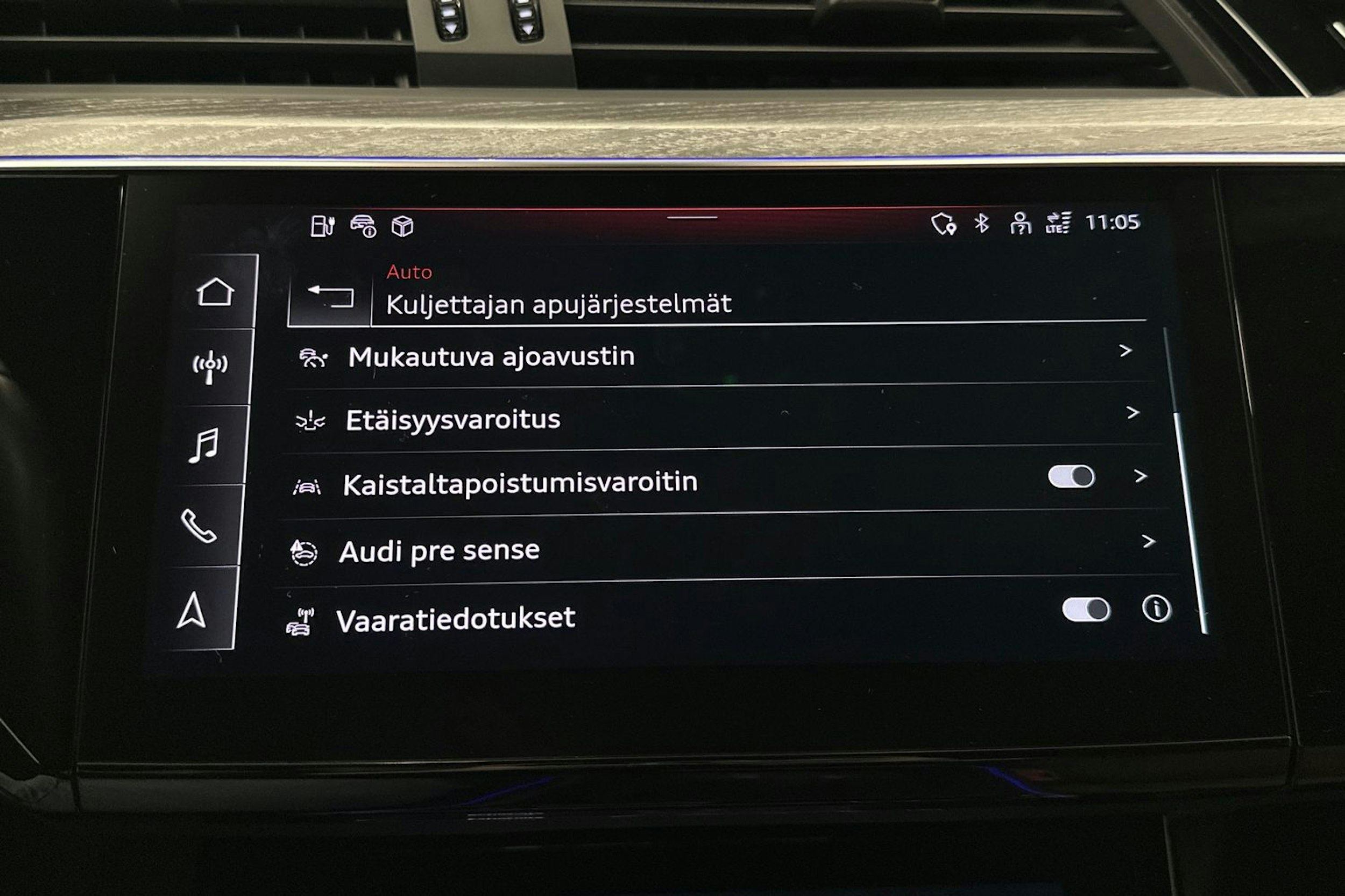harmaa Audi e-tron 2022 kuva 38.