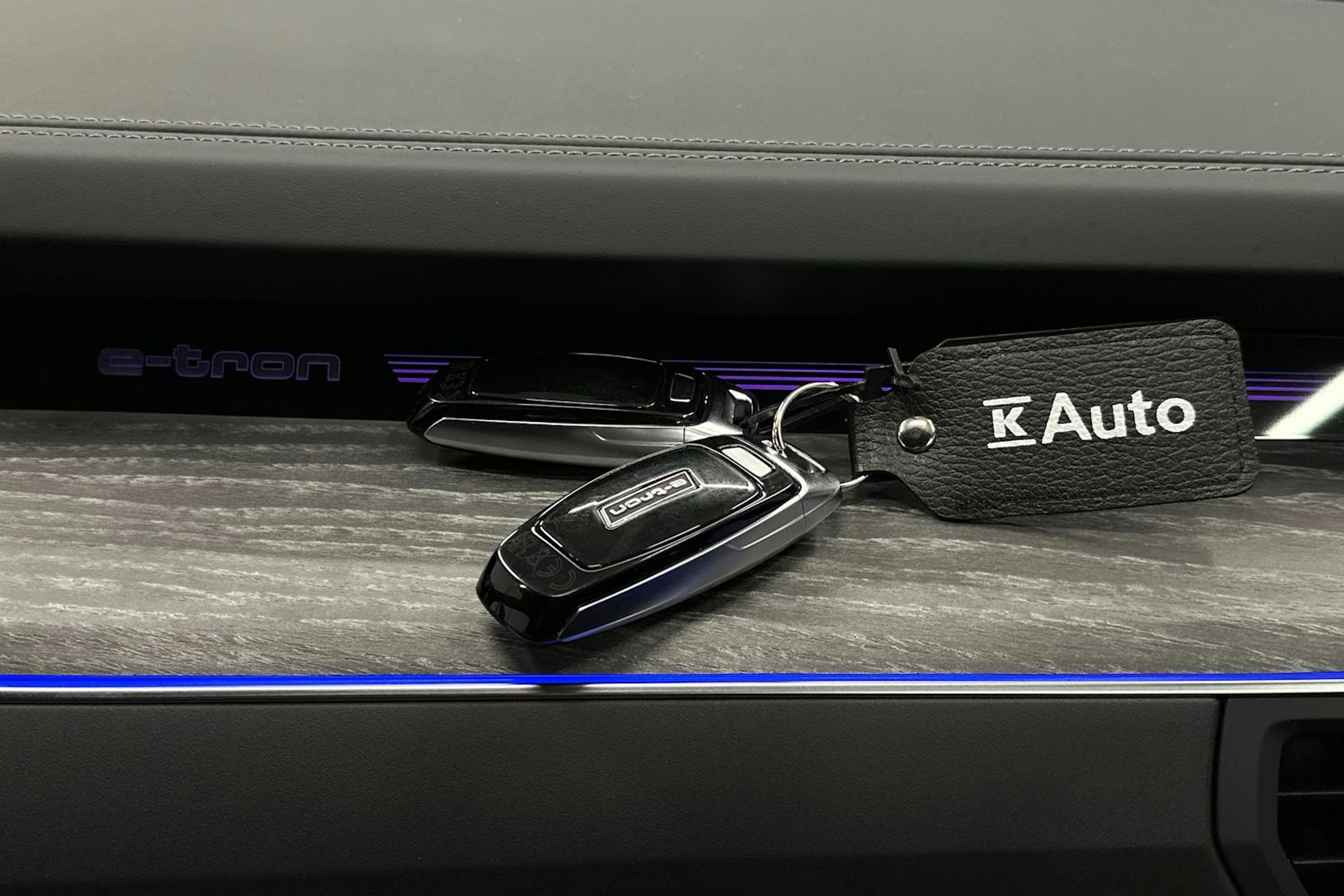 harmaa Audi e-tron 2022 kuva 40.