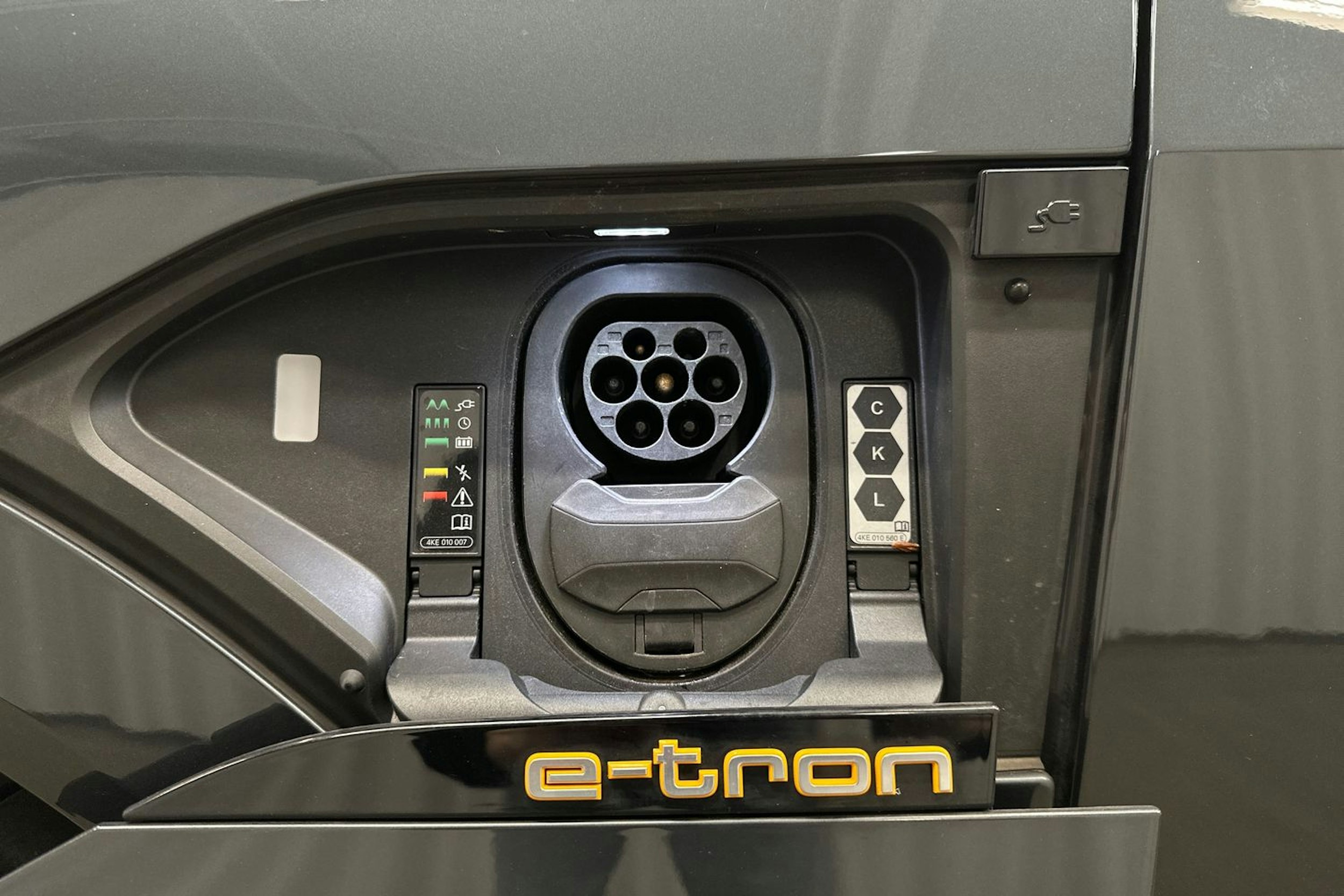 harmaa Audi e-tron 2022 kuva 41.