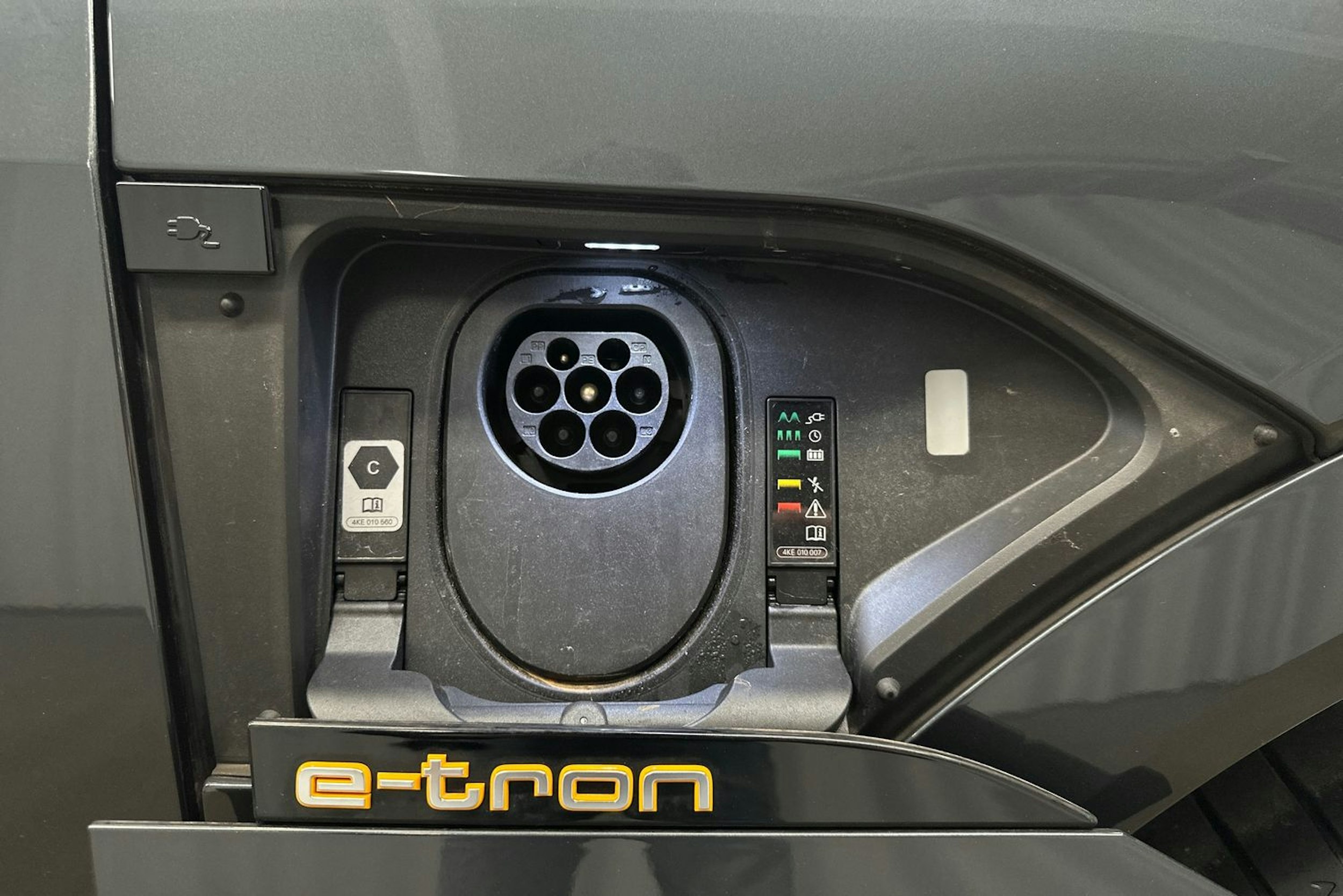 harmaa Audi e-tron 2022 kuva 42.