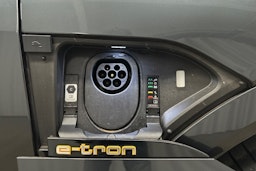 harmaa Audi e-tron 2022 kuva 42.