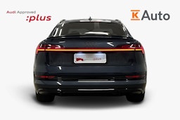 sininen Audi e-tron 2022 kuva 3.
