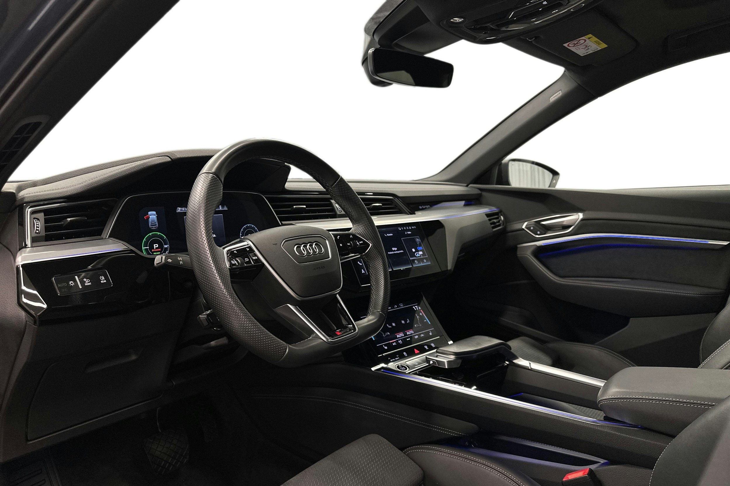 sininen Audi e-tron 2022 kuva 7.