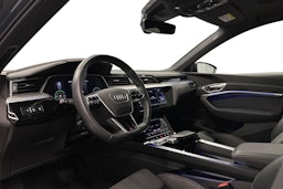 sininen Audi e-tron 2022 kuva 7.