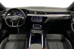 sininen Audi e-tron 2022 kuva 9.