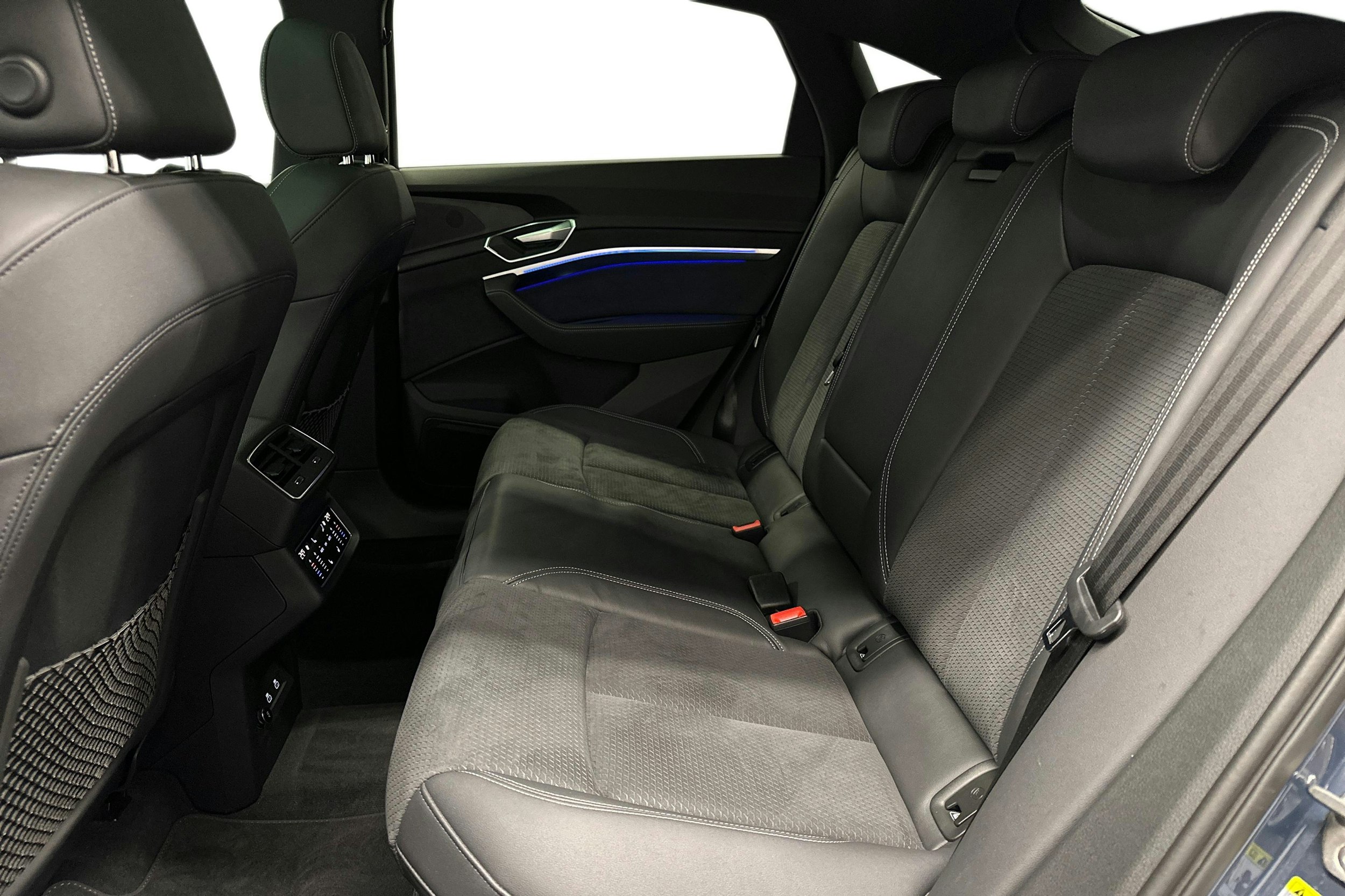 sininen Audi e-tron 2022 kuva 10.
