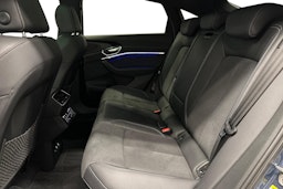 sininen Audi e-tron 2022 kuva 10.