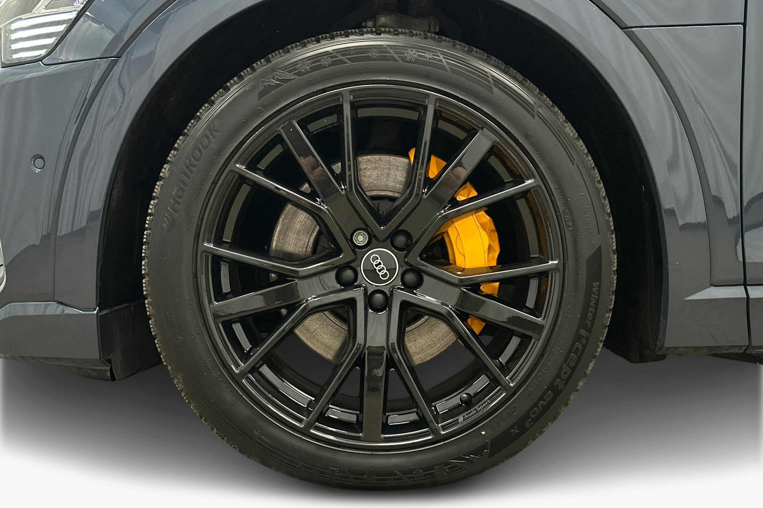 sininen Audi e-tron 2022 kuva 11.