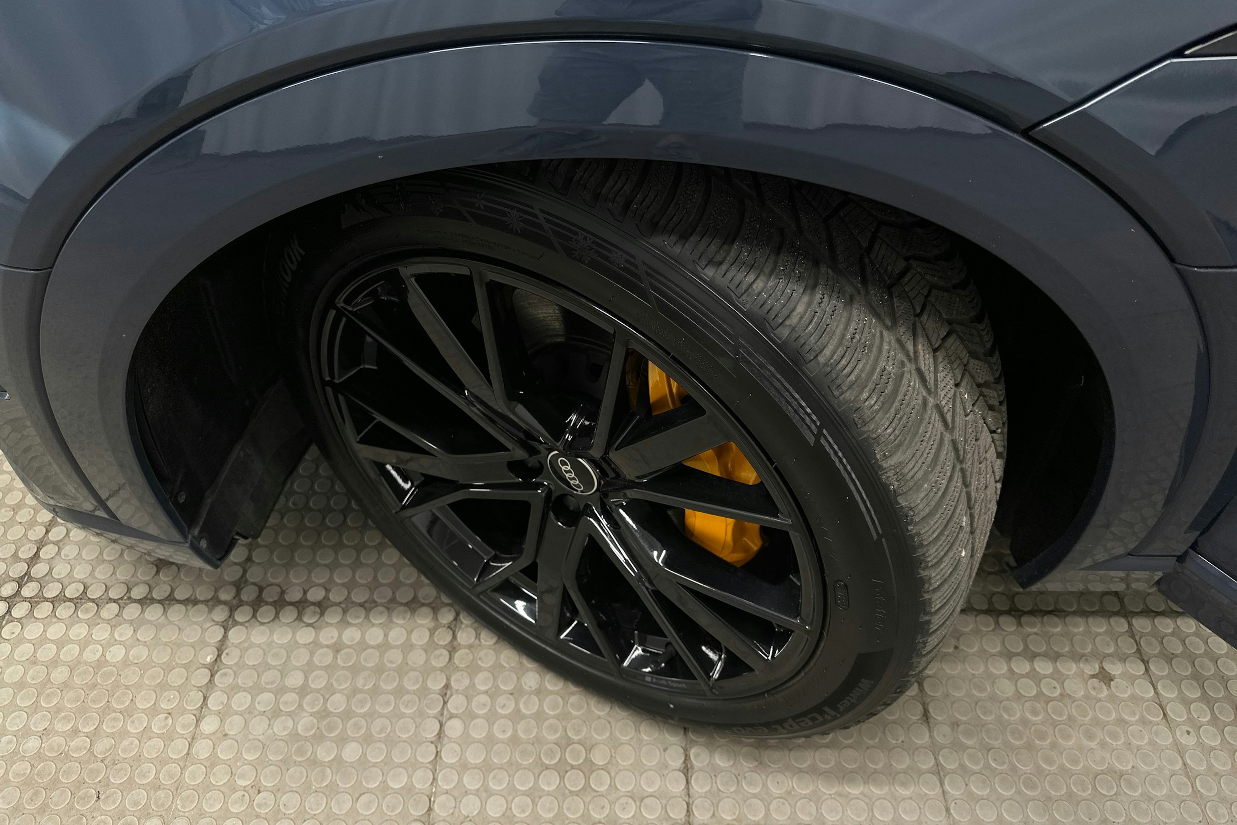 sininen Audi e-tron 2022 kuva 12.