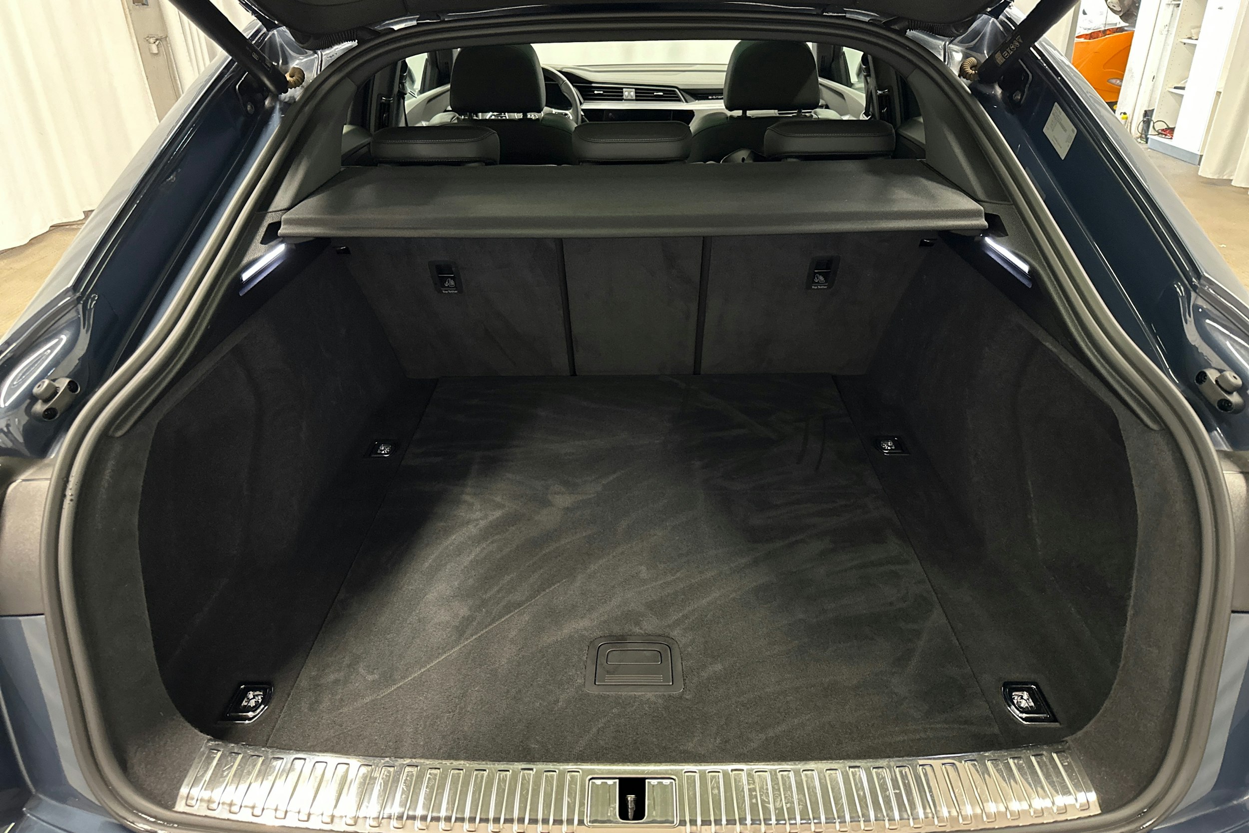 sininen Audi e-tron 2022 kuva 13.