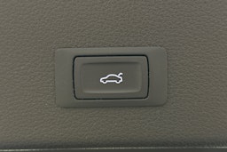 sininen Audi e-tron 2022 kuva 14.