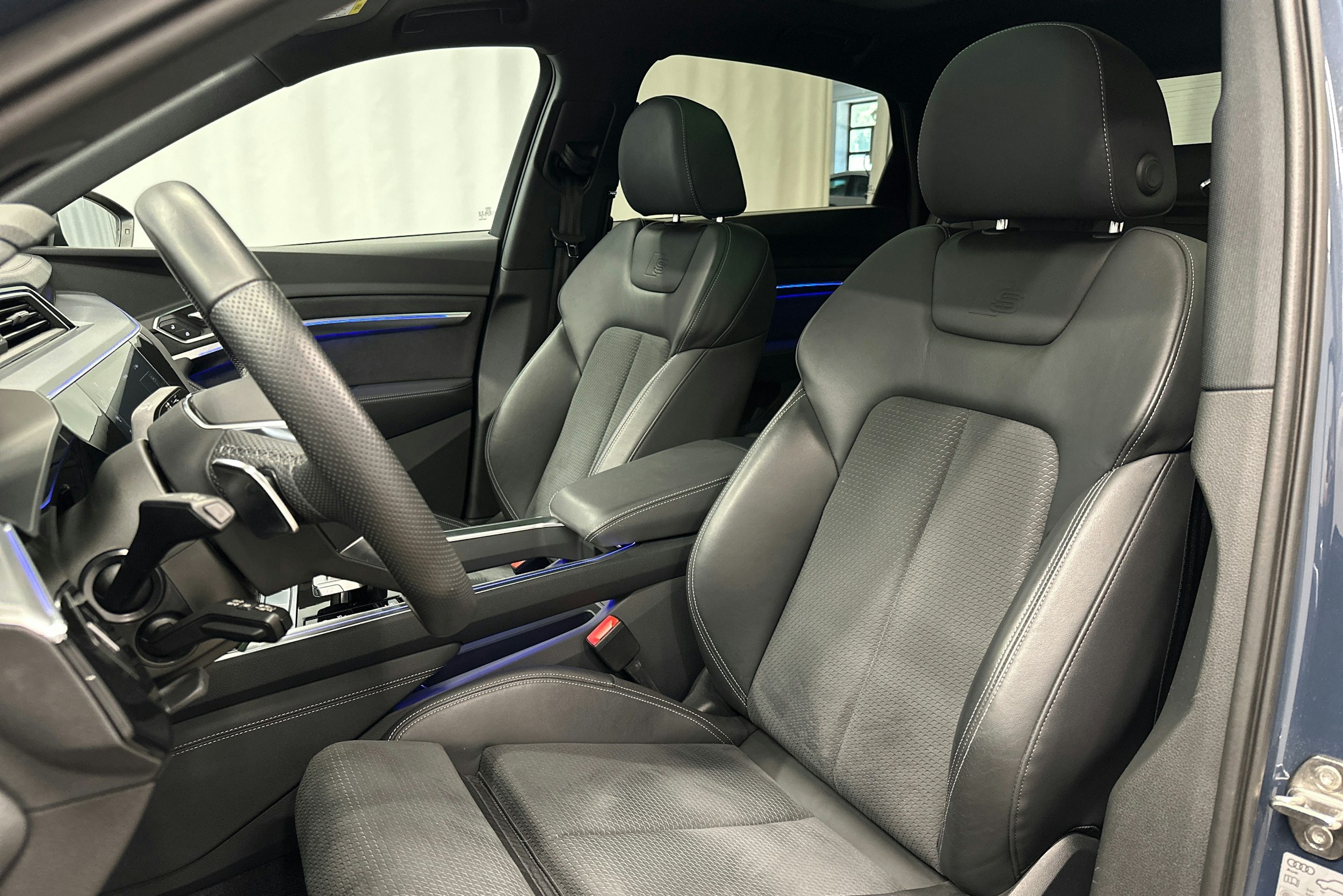 sininen Audi e-tron 2022 kuva 17.