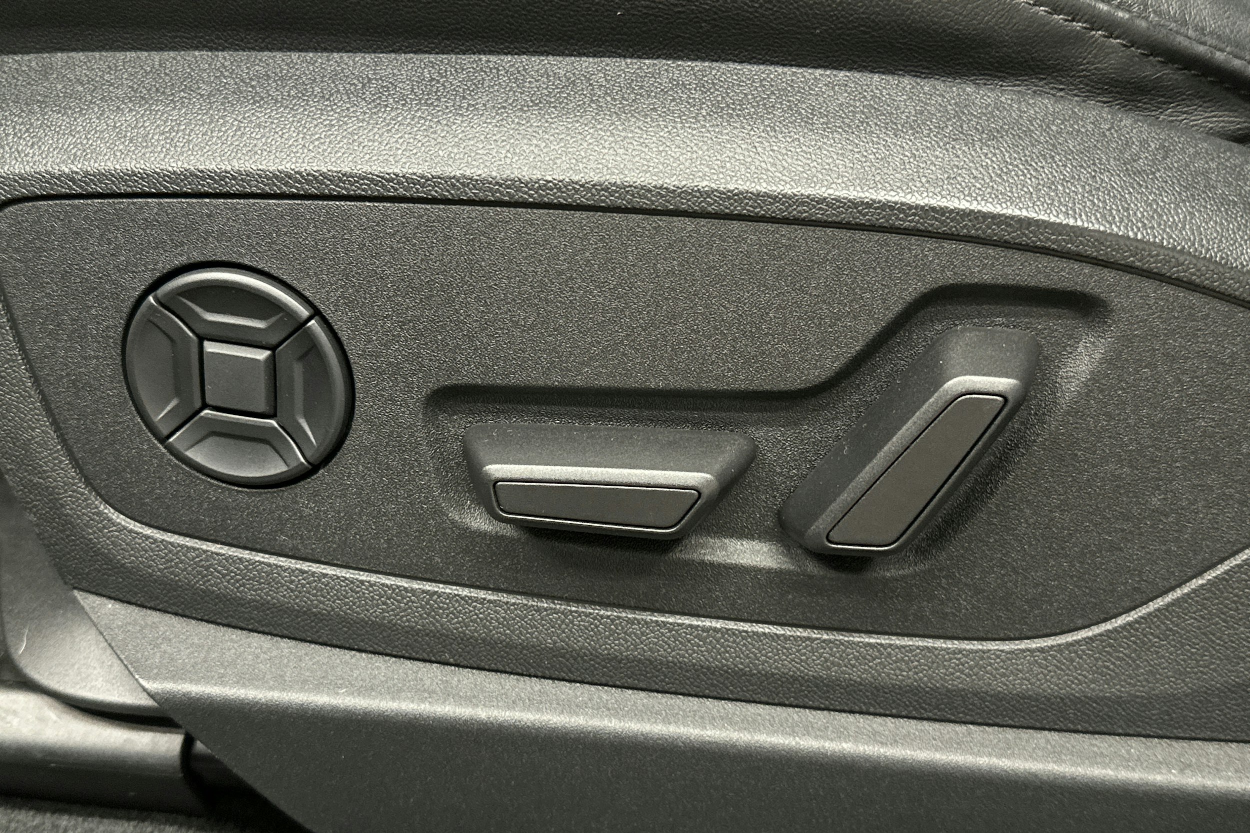 sininen Audi e-tron 2022 kuva 18.